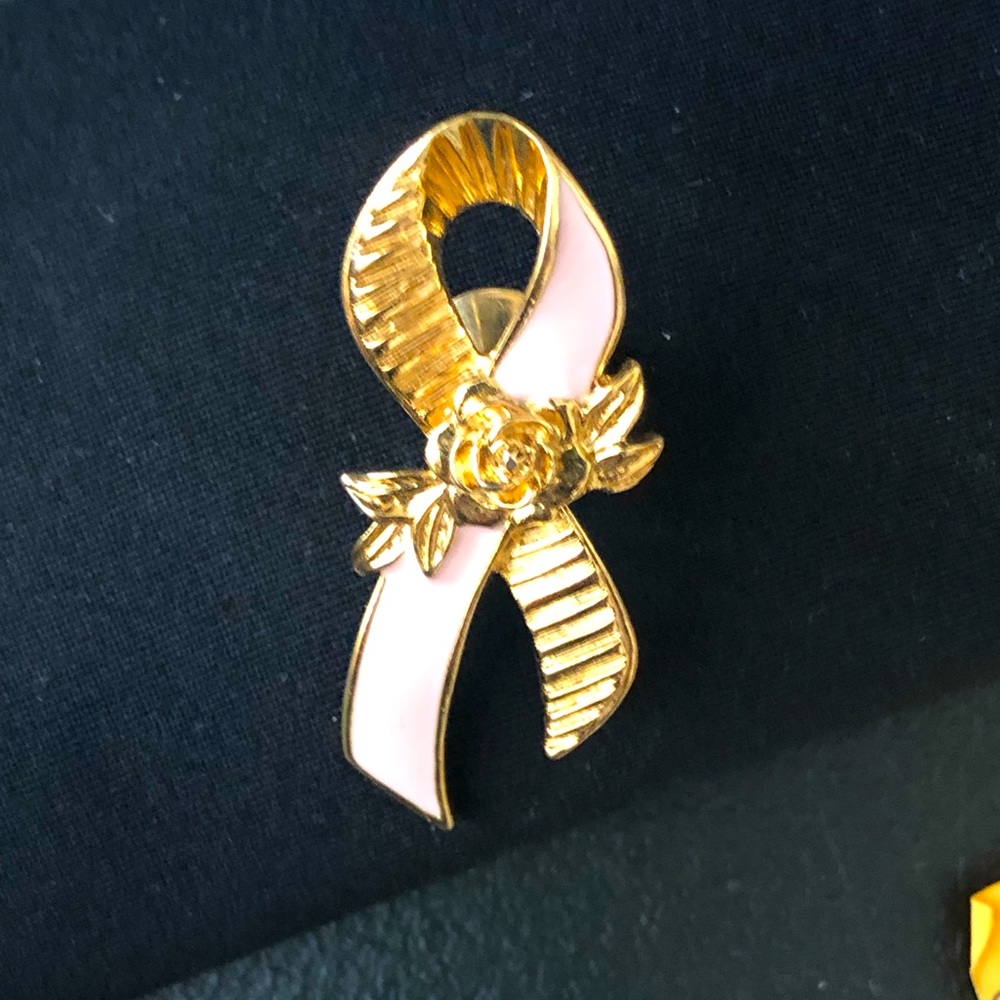 AVON BREAST CANCER AWARENESS PIN w/Rose blossom in light pink and gold.